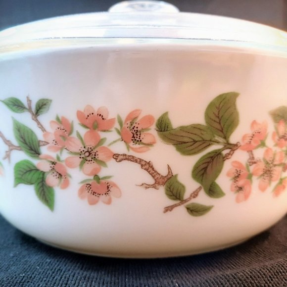 Cherry Blossom Pyrex Casserole Dish with Corningware Glass Lid - Picture 3 of 6